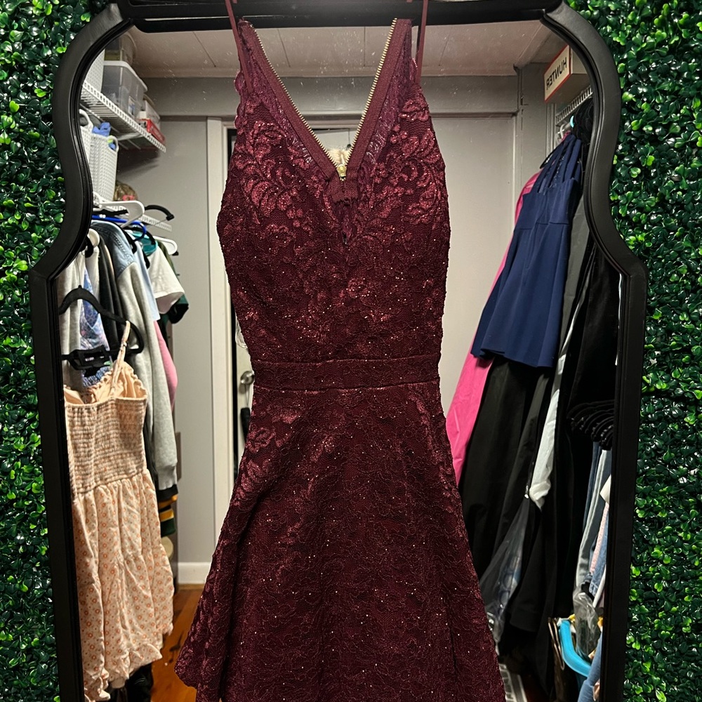 Windsor. Size small. Maroon
